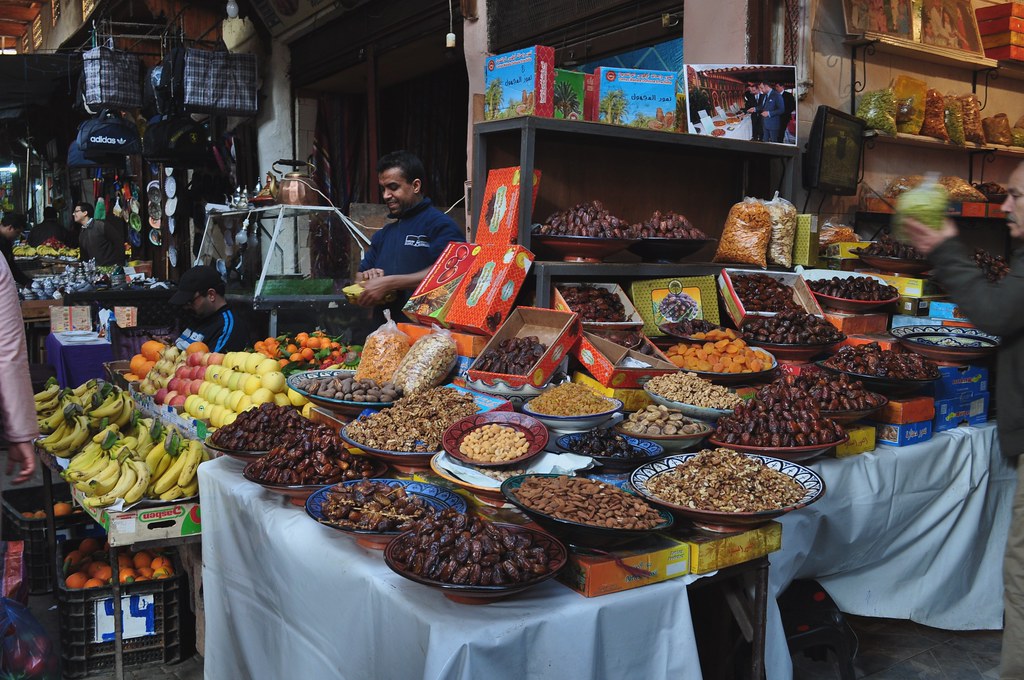 Le marchand de dattes et de fruits secs, Talaa Kbira, médina de Fès el Bali, Fès, Maroc.